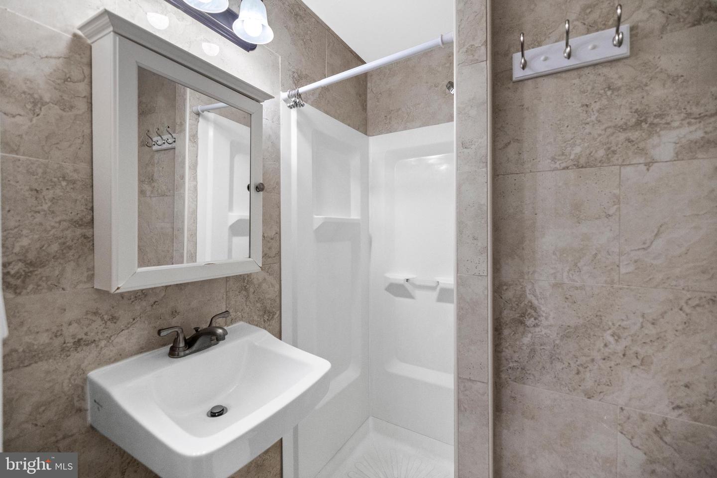 5725 HABERSHAM WAY, ALEXANDRIA, Virginia 22310, 4 Bedrooms Bedrooms, ,3 BathroomsBathrooms,Residential,For sale,5725 HABERSHAM WAY,VAFX2256296 MLS # VAFX2256296