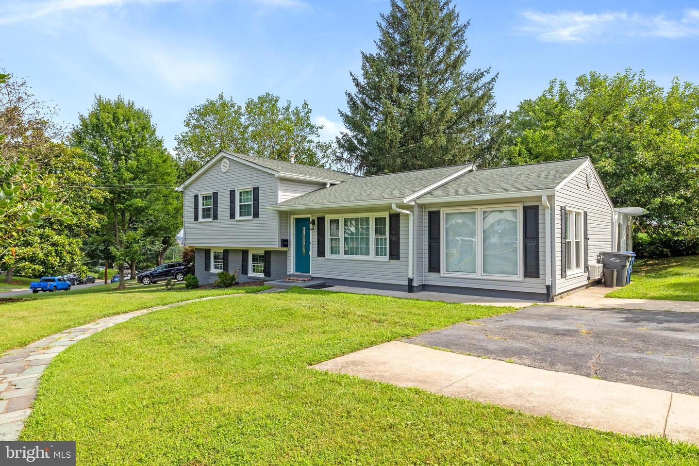 5725 HABERSHAM WAY, ALEXANDRIA, Virginia 22310, 4 Bedrooms Bedrooms, ,3 BathroomsBathrooms,Residential,For sale,5725 HABERSHAM WAY,VAFX2256296 MLS # VAFX2256296