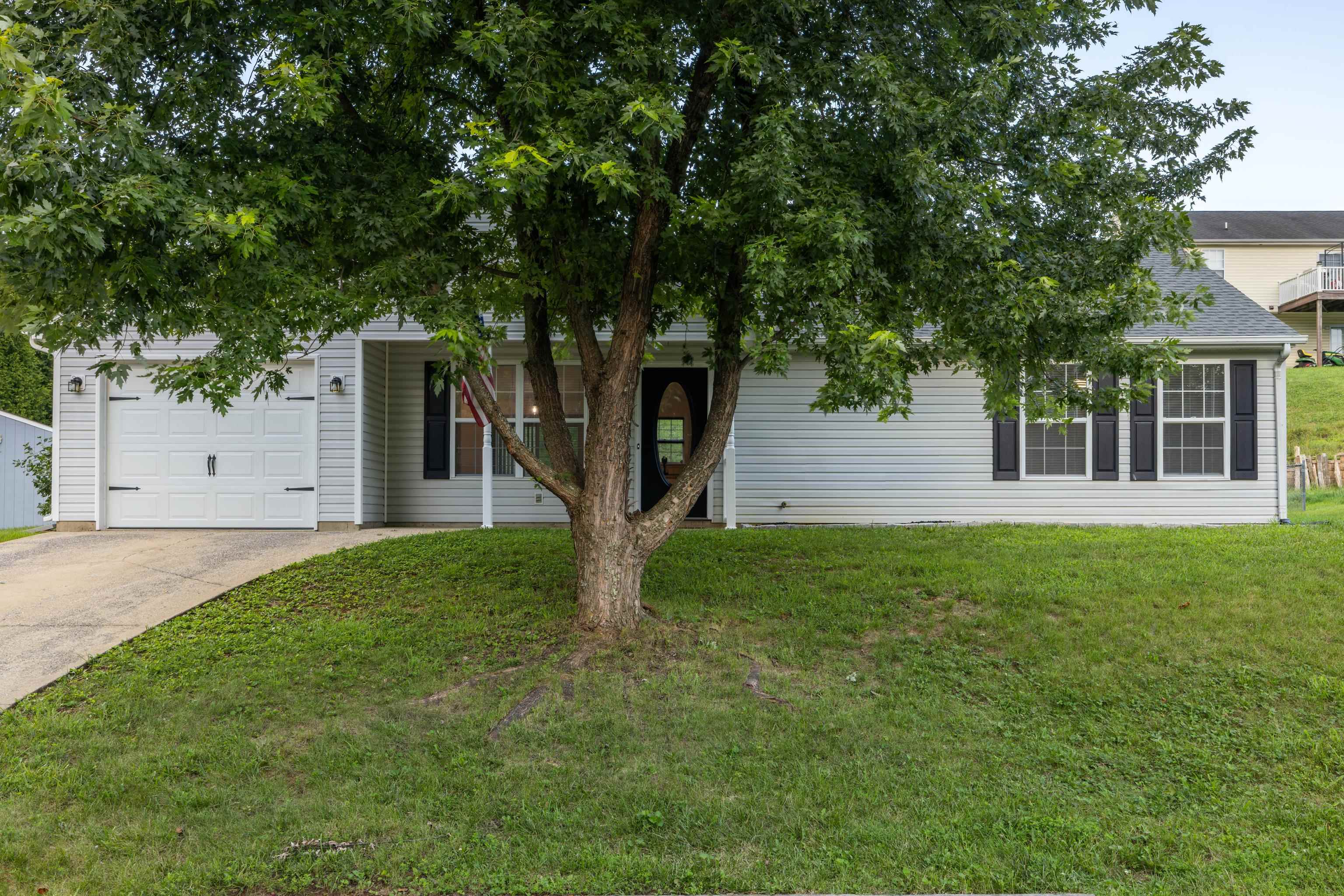 302 LANCELOT LN, STAUNTON, Virginia 24401, 3 Bedrooms Bedrooms, ,2 BathroomsBathrooms,Residential,302 LANCELOT LN,666913 MLS # 666913