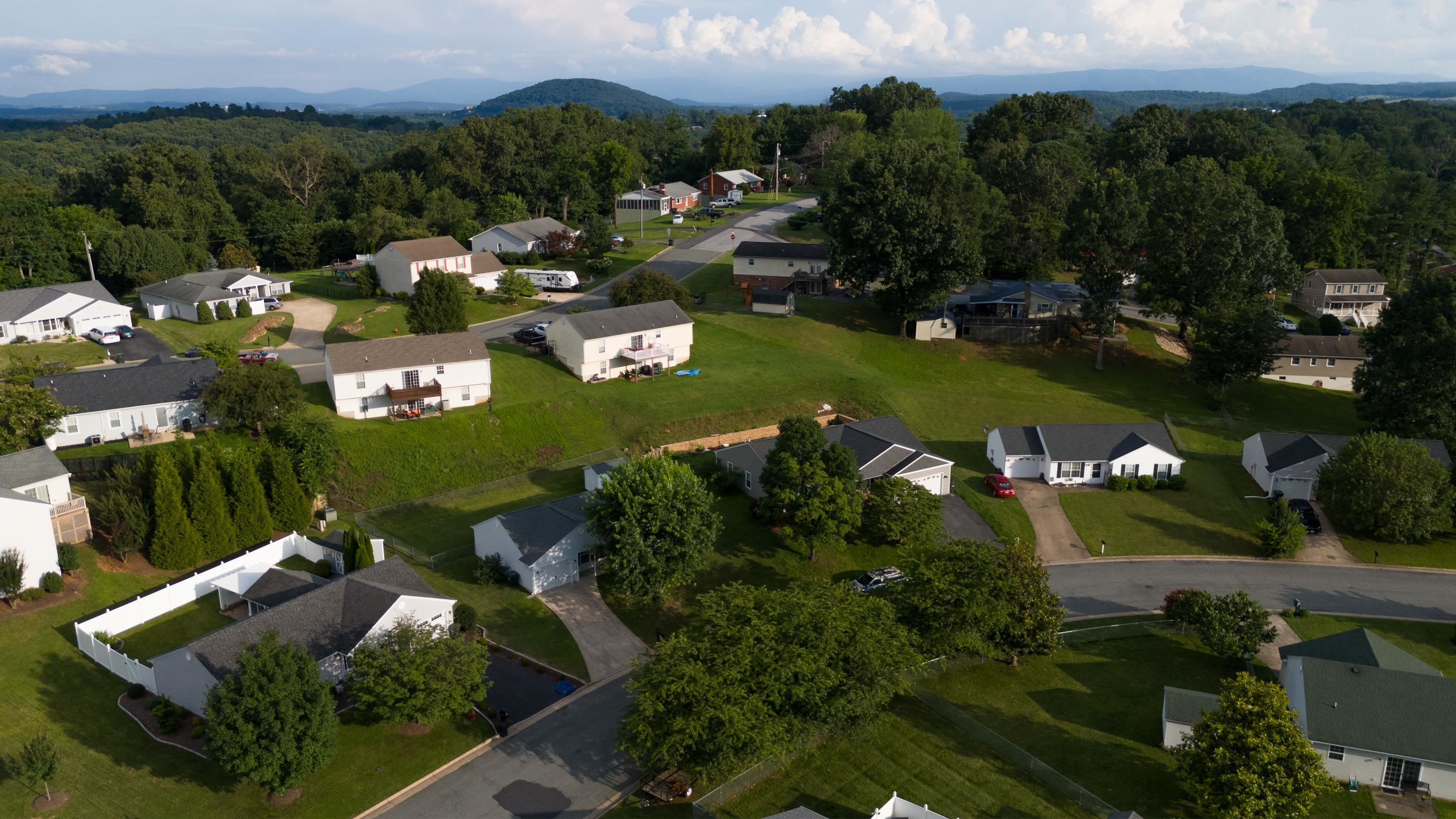302 LANCELOT LN, STAUNTON, Virginia 24401, 3 Bedrooms Bedrooms, ,2 BathroomsBathrooms,Residential,302 LANCELOT LN,666913 MLS # 666913