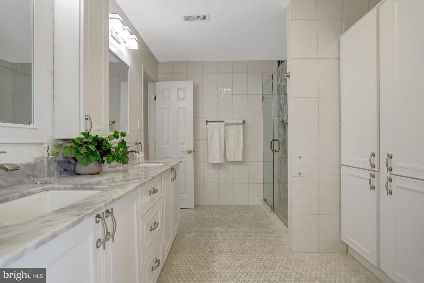8552 BAUER CIR, SPRINGFIELD, Virginia 22152, 4 Bedrooms Bedrooms, ,3 BathroomsBathrooms,Residential,For sale,8552 BAUER CIR,VAFX2252712 MLS # VAFX2252712
