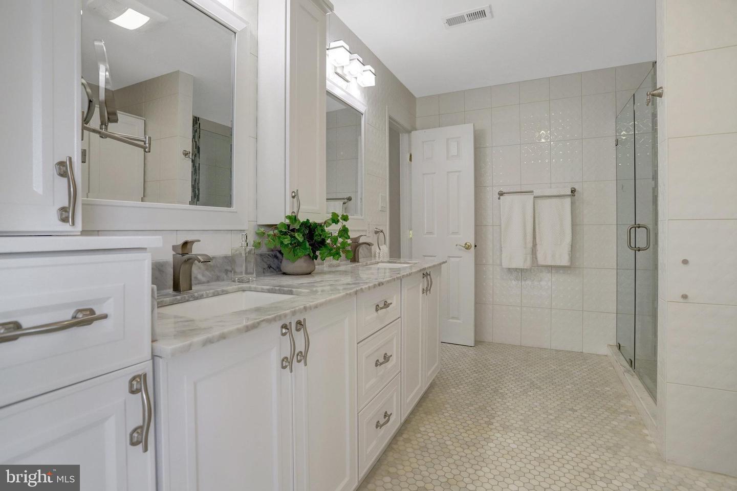 8552 BAUER CIR, SPRINGFIELD, Virginia 22152, 4 Bedrooms Bedrooms, ,3 BathroomsBathrooms,Residential,For sale,8552 BAUER CIR,VAFX2252712 MLS # VAFX2252712