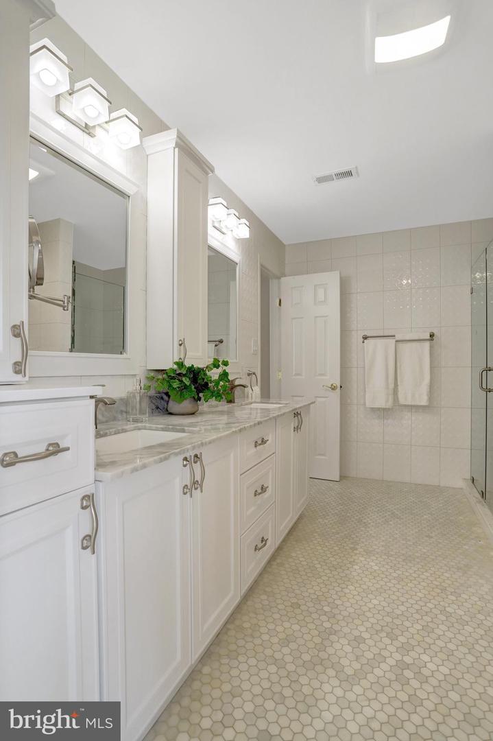 8552 BAUER CIR, SPRINGFIELD, Virginia 22152, 4 Bedrooms Bedrooms, ,3 BathroomsBathrooms,Residential,For sale,8552 BAUER CIR,VAFX2252712 MLS # VAFX2252712
