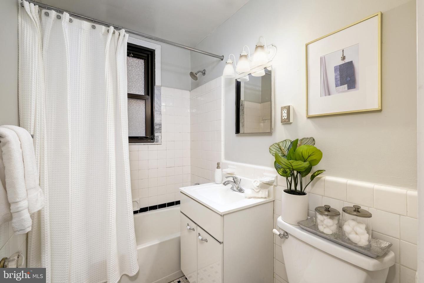 1010 25TH ST NW #202, WASHINGTON, District Of Columbia 20037, 1 Bedroom Bedrooms, ,1 BathroomBathrooms,Residential,For sale,1010 25TH ST NW #202,DCDC2210350 MLS # DCDC2210350