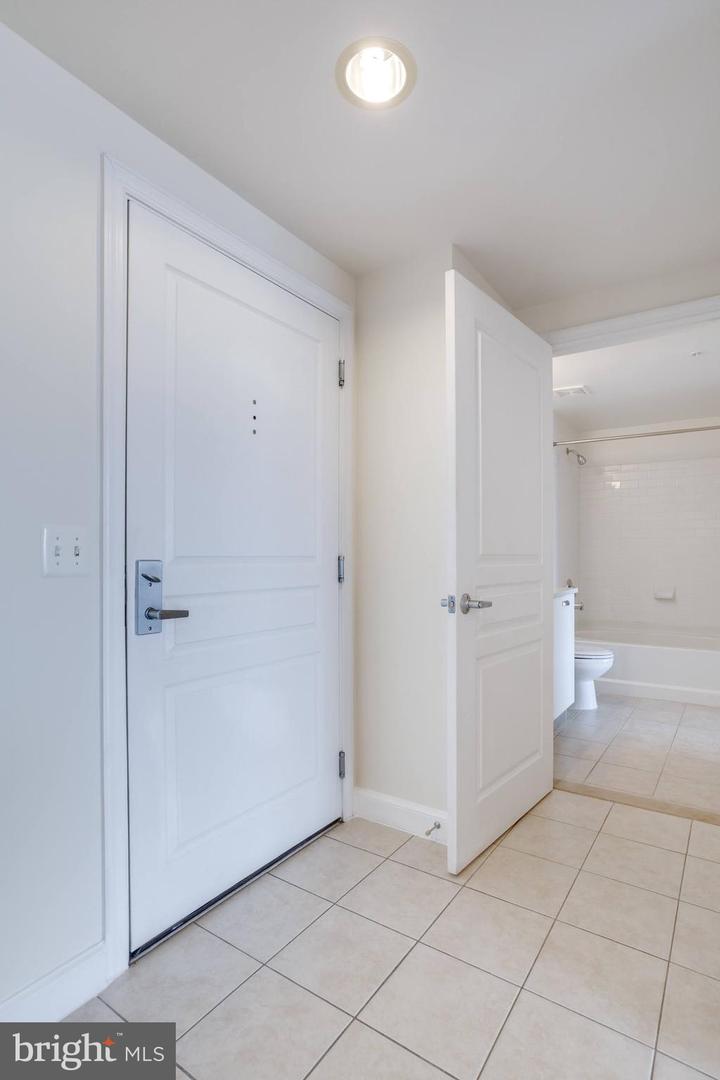 2451 MIDTOWN AVE #921, ALEXANDRIA, Virginia 22303, 1 Bedroom Bedrooms, ,1 BathroomBathrooms,Residential,For sale,2451 MIDTOWN AVE #921,VAFX2256146 MLS # VAFX2256146