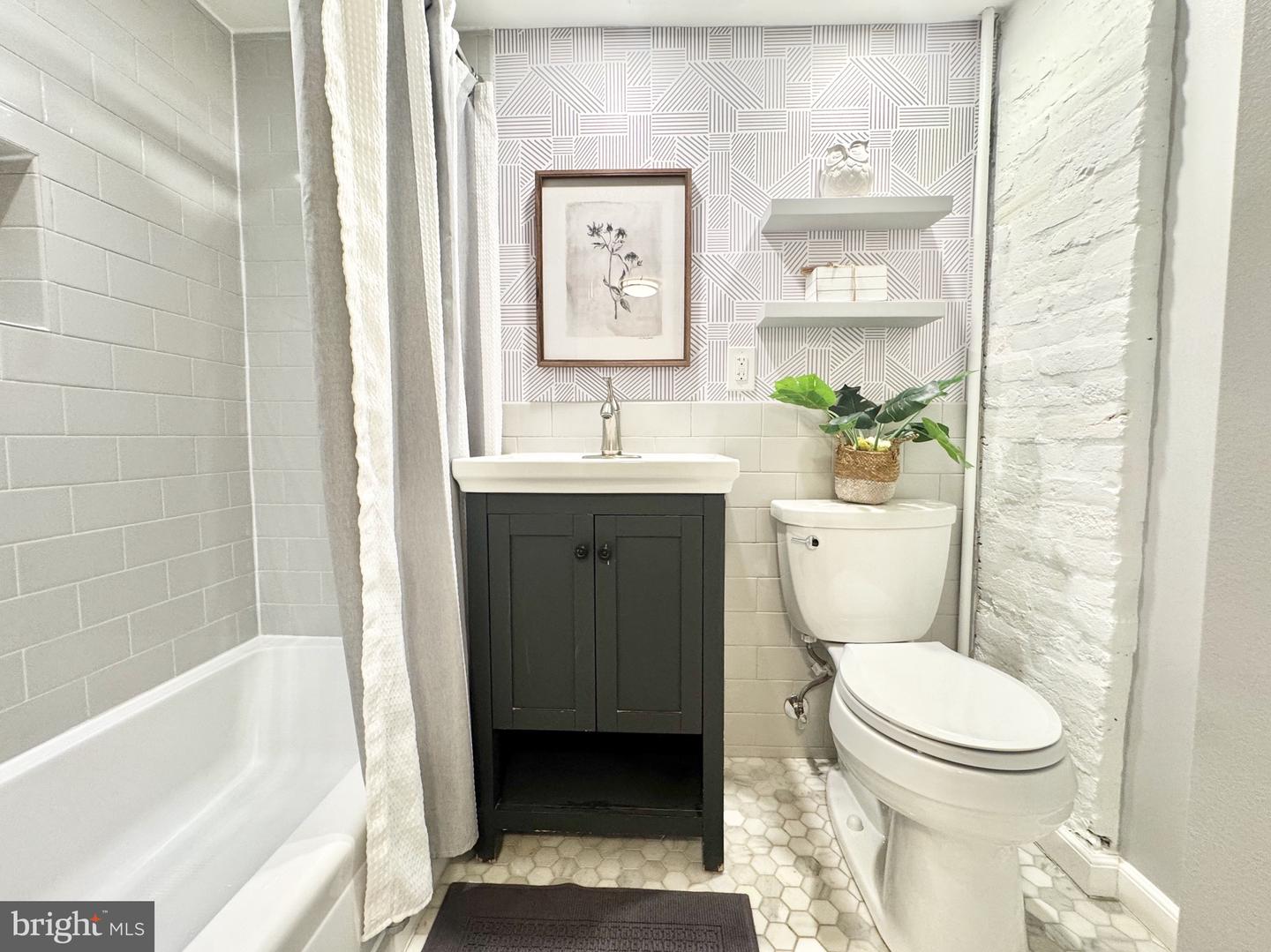 525 6TH ST SE, WASHINGTON, District Of Columbia 20003, 2 Bedrooms Bedrooms, 7 Rooms Rooms,1 BathroomBathrooms,Residential,For sale,525 6TH ST SE,DCDC2211162 MLS # DCDC2211162