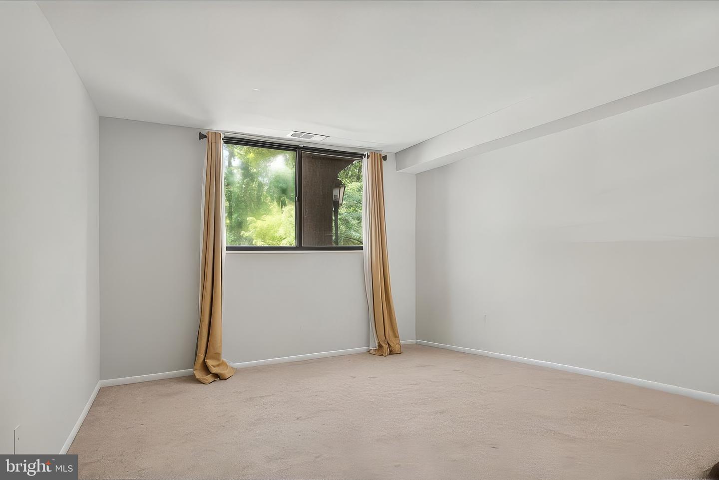 10720 W WEST DR #101, FAIRFAX, Virginia 22030, 2 Bedrooms Bedrooms, ,1 BathroomBathrooms,Residential,For sale,10720 W WEST DR #101,VAFC2006384 MLS # VAFC2006384