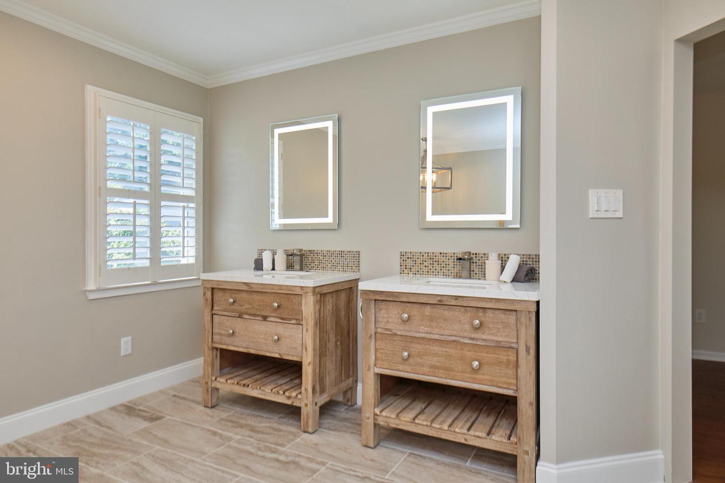 2055 KEDGE DR, VIENNA, Virginia 22181, 5 Bedrooms Bedrooms, ,4 BathroomsBathrooms,Residential,For sale,2055 KEDGE DR,VAFX2245696 MLS # VAFX2245696