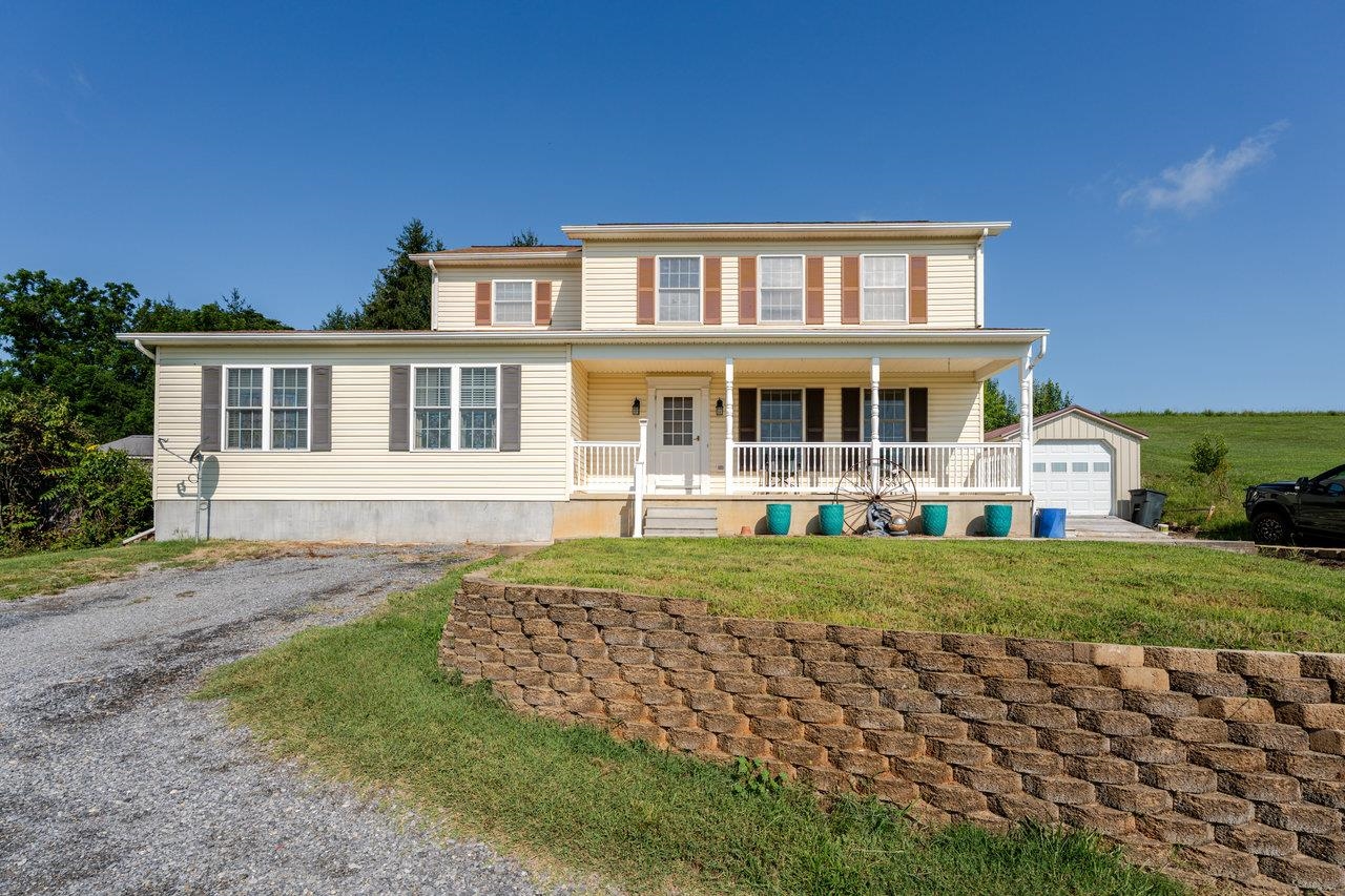 107 ORCHARD RD, STAUNTON, Virginia 24401, 5 Bedrooms Bedrooms, ,3 BathroomsBathrooms,Residential,107 ORCHARD RD,666935 MLS # 666935