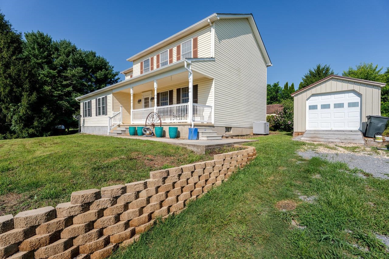107 ORCHARD RD, STAUNTON, Virginia 24401, 5 Bedrooms Bedrooms, ,3 BathroomsBathrooms,Residential,107 ORCHARD RD,666935 MLS # 666935