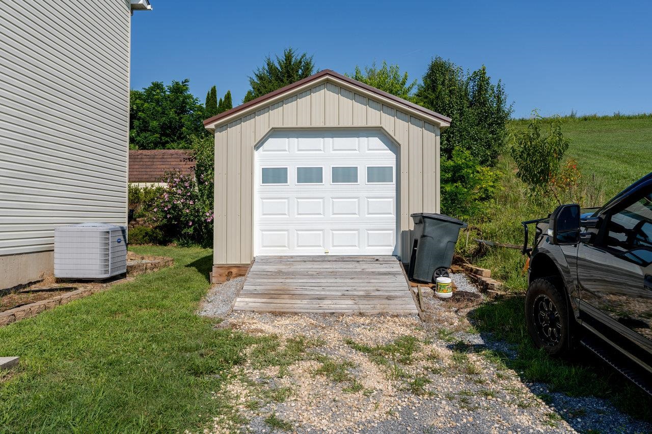 107 ORCHARD RD, STAUNTON, Virginia 24401, 5 Bedrooms Bedrooms, ,3 BathroomsBathrooms,Residential,107 ORCHARD RD,666935 MLS # 666935