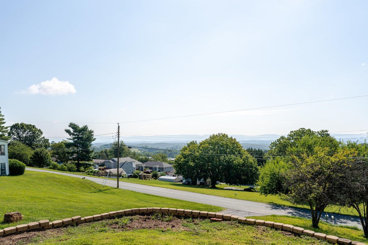 107 ORCHARD RD, STAUNTON, Virginia 24401, 5 Bedrooms Bedrooms, ,3 BathroomsBathrooms,Residential,107 ORCHARD RD,666935 MLS # 666935