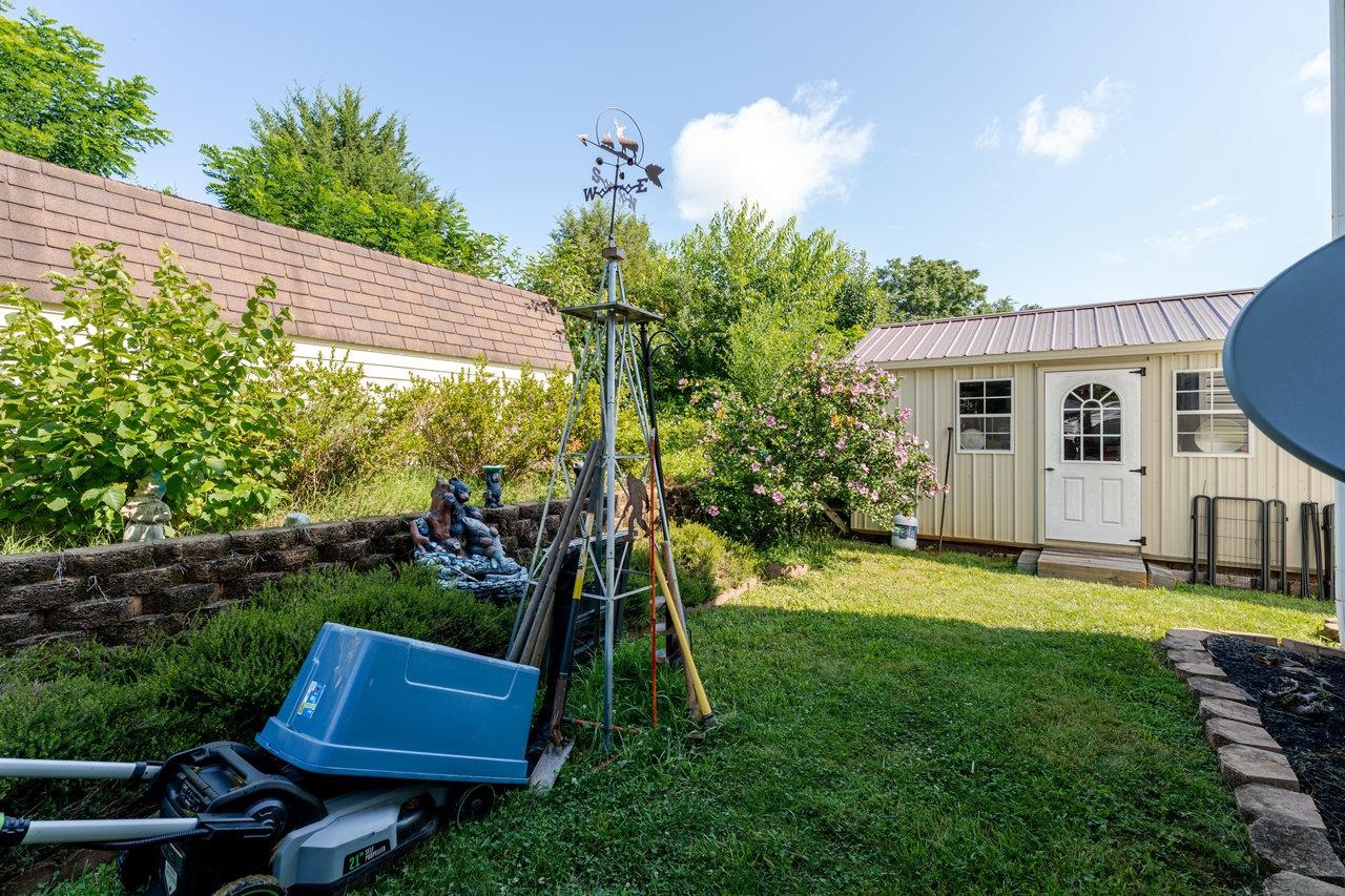 107 ORCHARD RD, STAUNTON, Virginia 24401, 5 Bedrooms Bedrooms, ,3 BathroomsBathrooms,Residential,107 ORCHARD RD,666935 MLS # 666935