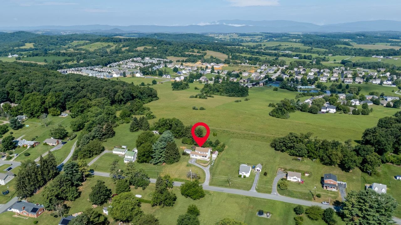 107 ORCHARD RD, STAUNTON, Virginia 24401, 5 Bedrooms Bedrooms, ,3 BathroomsBathrooms,Residential,107 ORCHARD RD,666935 MLS # 666935