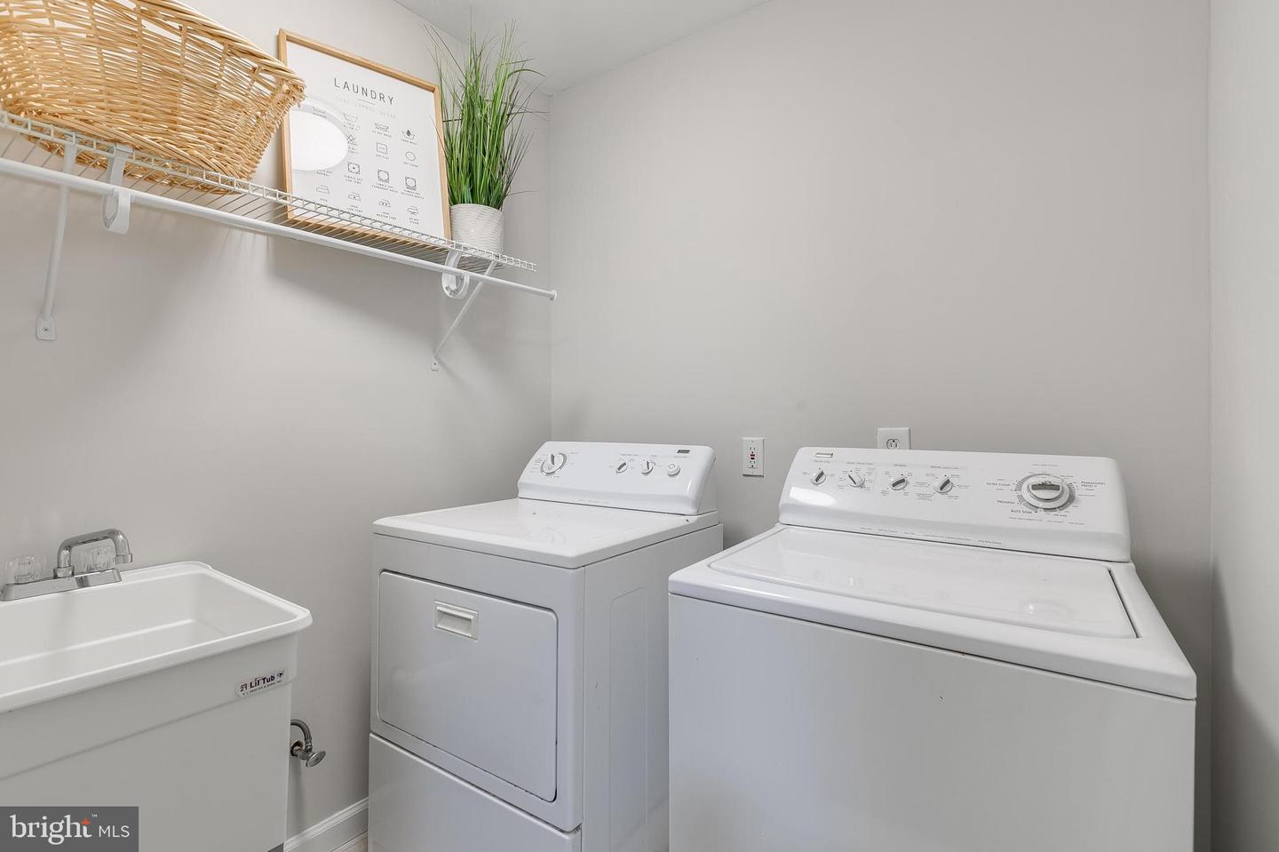 9956 CORSICA ST, VIENNA, Virginia 22181, 4 Bedrooms Bedrooms, ,3 BathroomsBathrooms,Residential,For sale,9956 CORSICA ST,VAFX2247178 MLS # VAFX2247178
