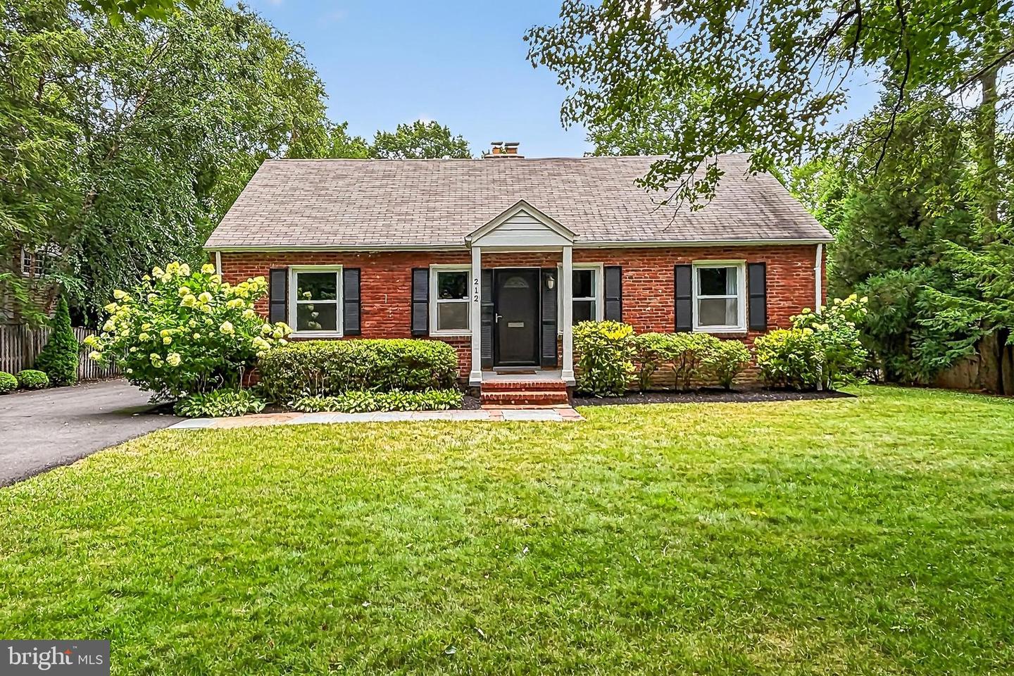 212 W JEFFERSON ST, FALLS CHURCH, Virginia 22046, 3 Bedrooms Bedrooms, ,2 BathroomsBathrooms,Residential,For sale,212 W JEFFERSON ST,VAFA2003112 MLS # VAFA2003112