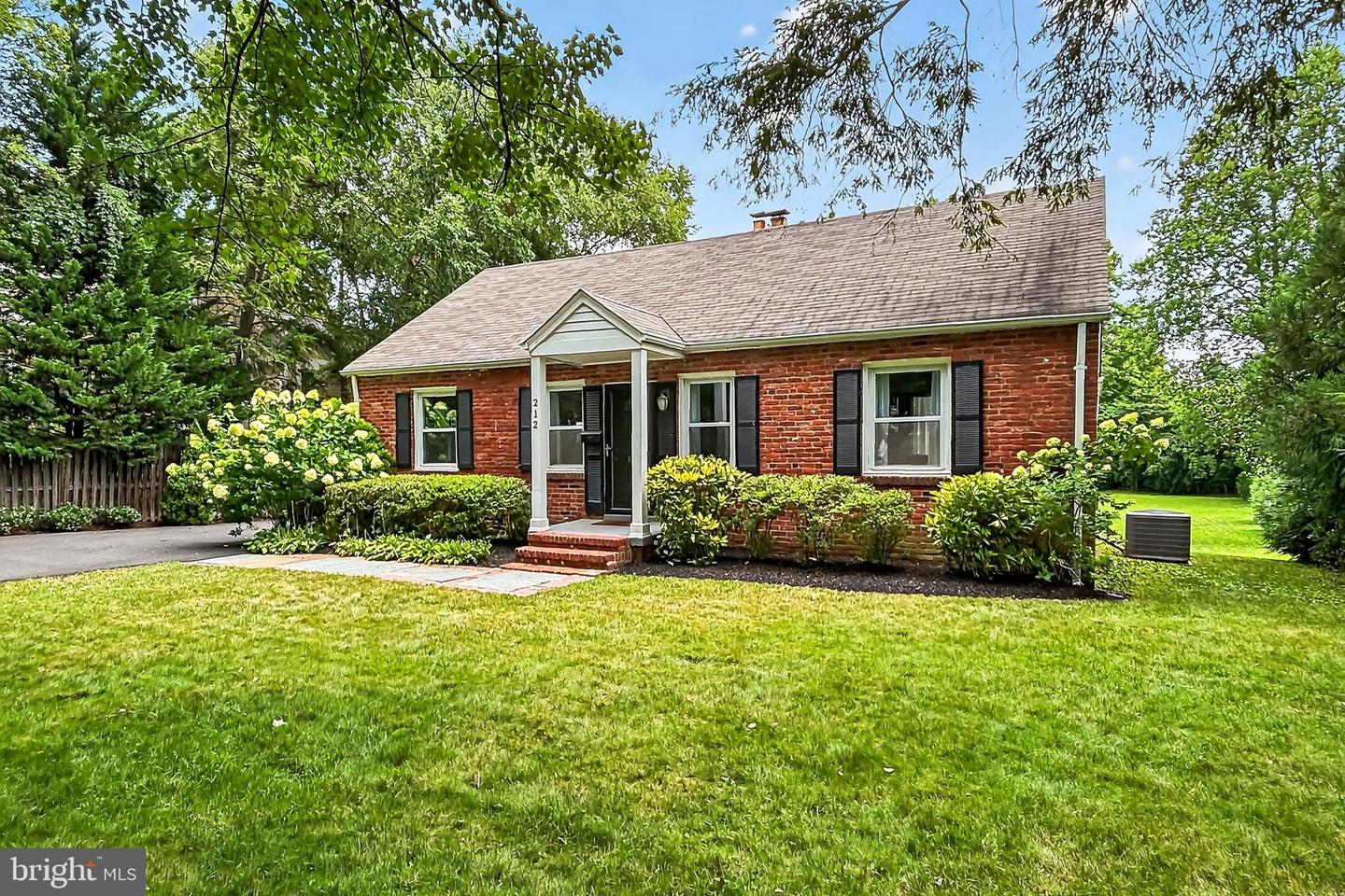 212 W JEFFERSON ST, FALLS CHURCH, Virginia 22046, 3 Bedrooms Bedrooms, ,2 BathroomsBathrooms,Residential,For sale,212 W JEFFERSON ST,VAFA2003112 MLS # VAFA2003112