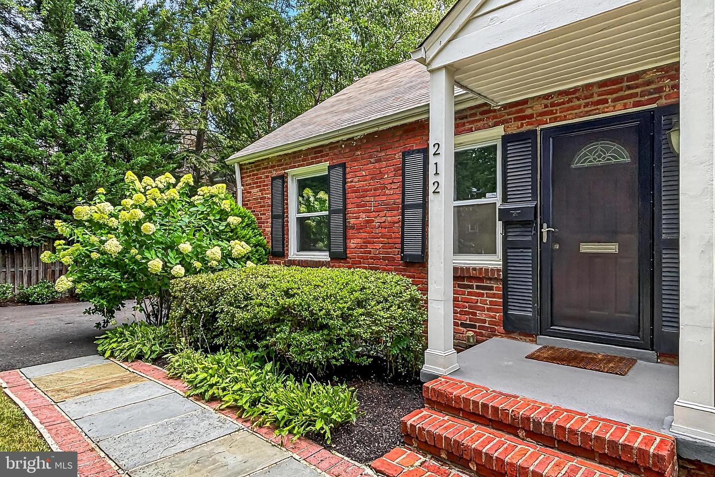 212 W JEFFERSON ST, FALLS CHURCH, Virginia 22046, 3 Bedrooms Bedrooms, ,2 BathroomsBathrooms,Residential,For sale,212 W JEFFERSON ST,VAFA2003112 MLS # VAFA2003112