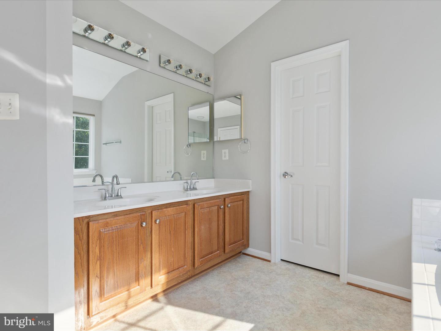25868 FLINTONBRIDGE DR, CHANTILLY, Virginia 20152, 5 Bedrooms Bedrooms, ,3 BathroomsBathrooms,Residential,For sale,25868 FLINTONBRIDGE DR,VALO2100494 MLS # VALO2100494