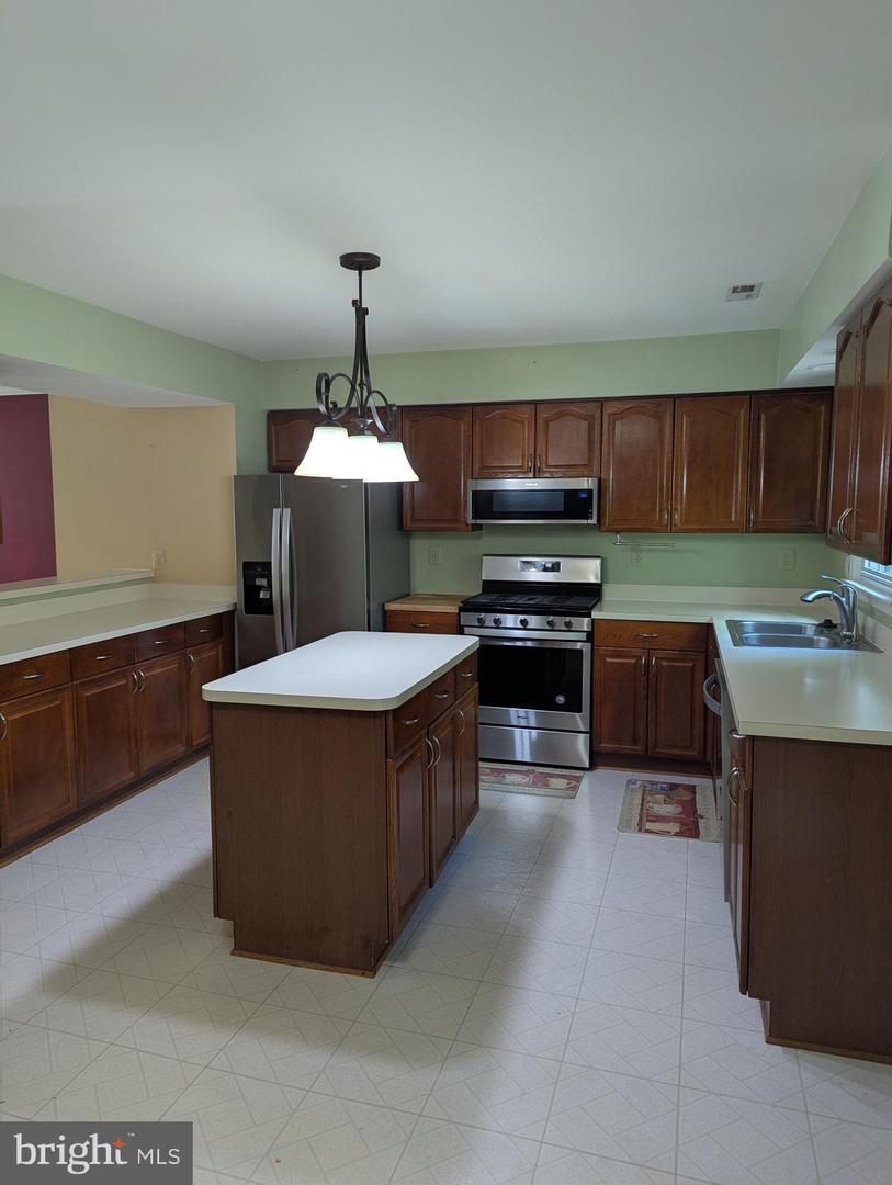 8837 EAGLE ROCK LN, SPRINGFIELD, Virginia 22153, 4 Bedrooms Bedrooms, ,3 BathroomsBathrooms,Residential,For sale,8837 EAGLE ROCK LN,VAFX2252612 MLS # VAFX2252612
