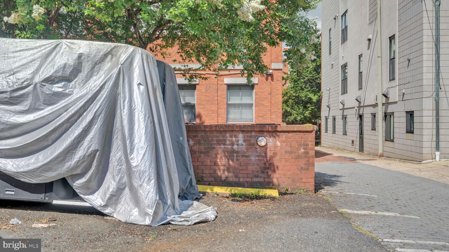 323 8TH ST NE, WASHINGTON, District Of Columbia 20002, ,Land,For sale,323 8TH ST NE,DCDC2211322 MLS # DCDC2211322