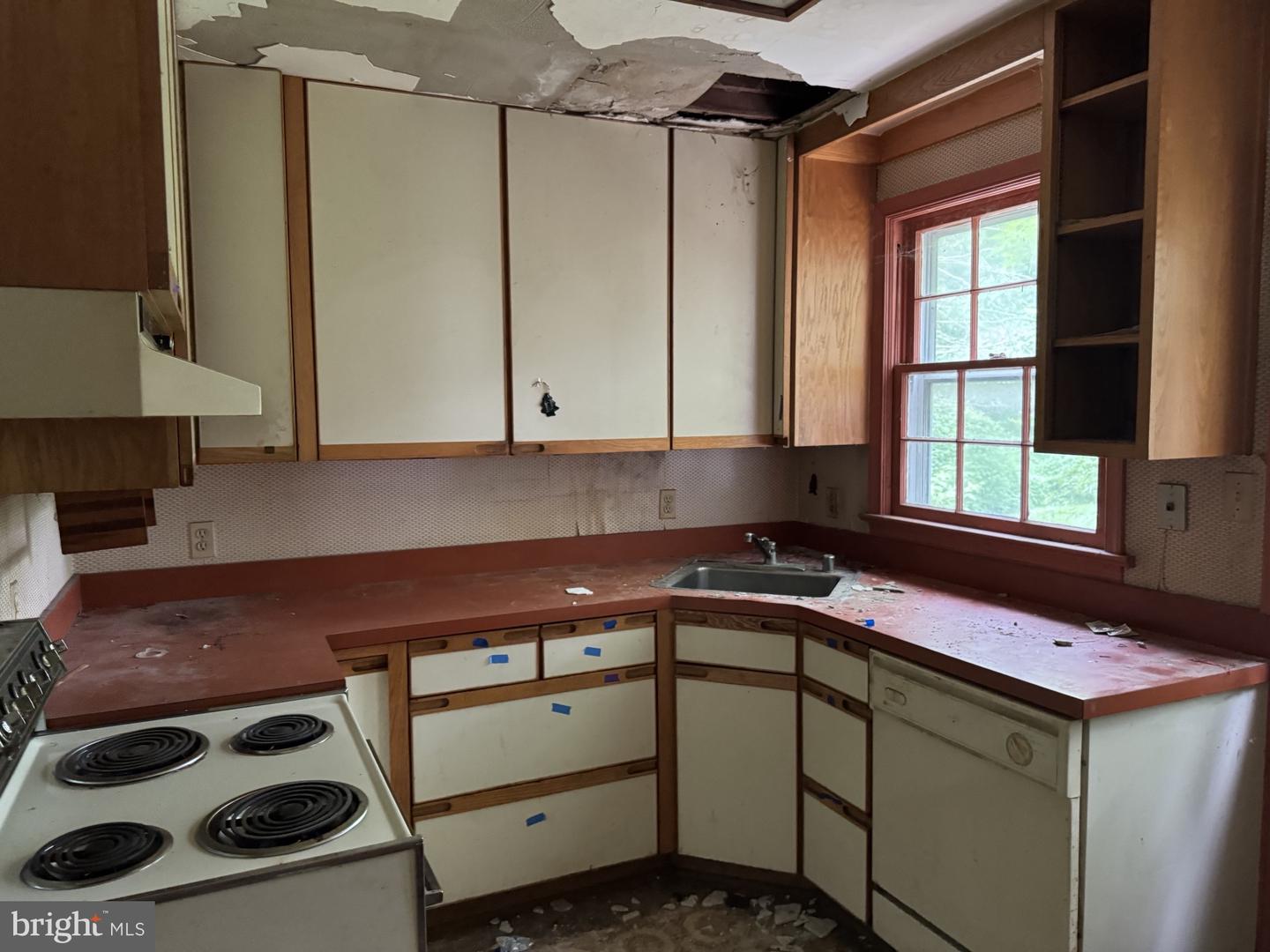 6420 SPRING TER, FALLS CHURCH, Virginia 22042, 5 Bedrooms Bedrooms, ,3 BathroomsBathrooms,Residential,For sale,6420 SPRING TER,VAFX2256310 MLS # VAFX2256310