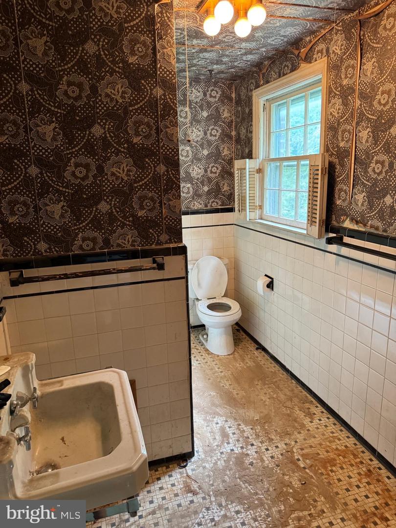6420 SPRING TER, FALLS CHURCH, Virginia 22042, 5 Bedrooms Bedrooms, ,3 BathroomsBathrooms,Residential,For sale,6420 SPRING TER,VAFX2256310 MLS # VAFX2256310