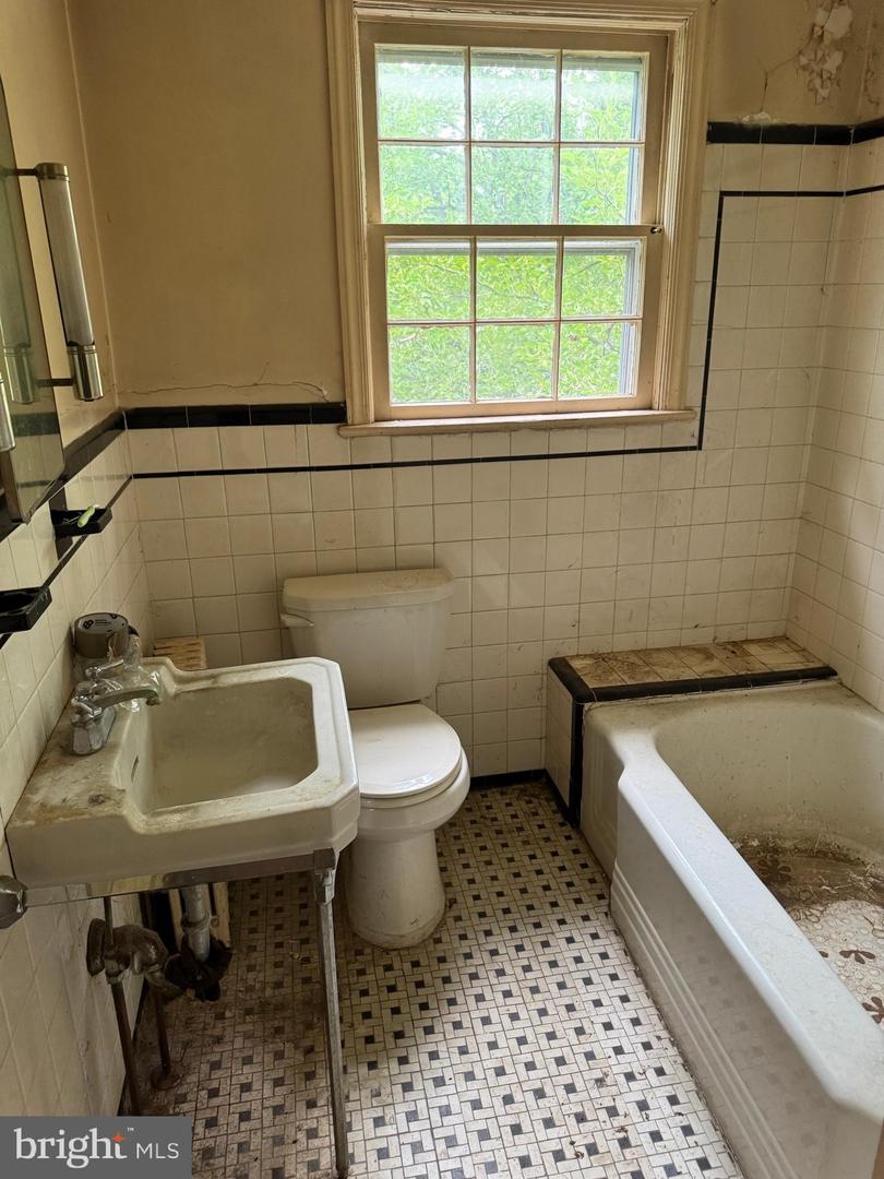 6420 SPRING TER, FALLS CHURCH, Virginia 22042, 5 Bedrooms Bedrooms, ,3 BathroomsBathrooms,Residential,For sale,6420 SPRING TER,VAFX2256310 MLS # VAFX2256310