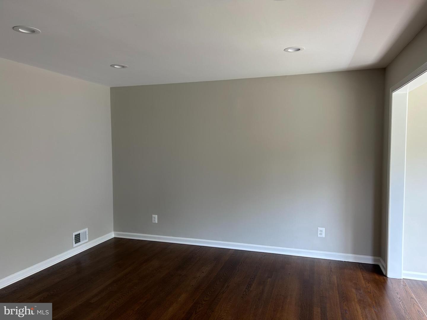 703 KINGSLEY RD SW, VIENNA, Virginia 22180, 3 Bedrooms Bedrooms, ,2 BathroomsBathrooms,Residential,For sale,703 KINGSLEY RD SW,VAFX2256476 MLS # VAFX2256476