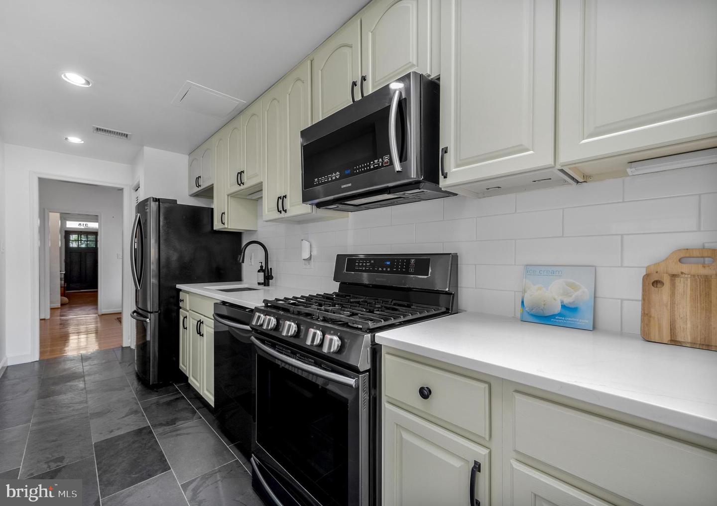 315 16TH ST SE, WASHINGTON, District Of Columbia 20003, 2 Bedrooms Bedrooms, ,2 BathroomsBathrooms,Residential,For sale,315 16TH ST SE,DCDC2204056 MLS # DCDC2204056