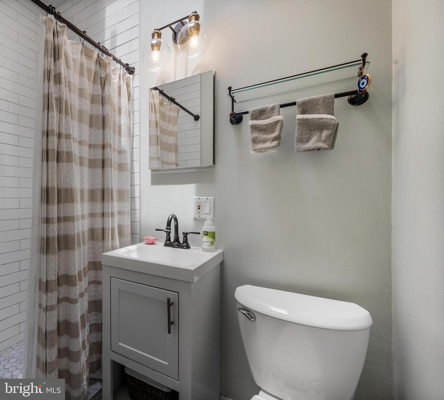 315 16TH ST SE, WASHINGTON, District Of Columbia 20003, 2 Bedrooms Bedrooms, ,2 BathroomsBathrooms,Residential,For sale,315 16TH ST SE,DCDC2204056 MLS # DCDC2204056