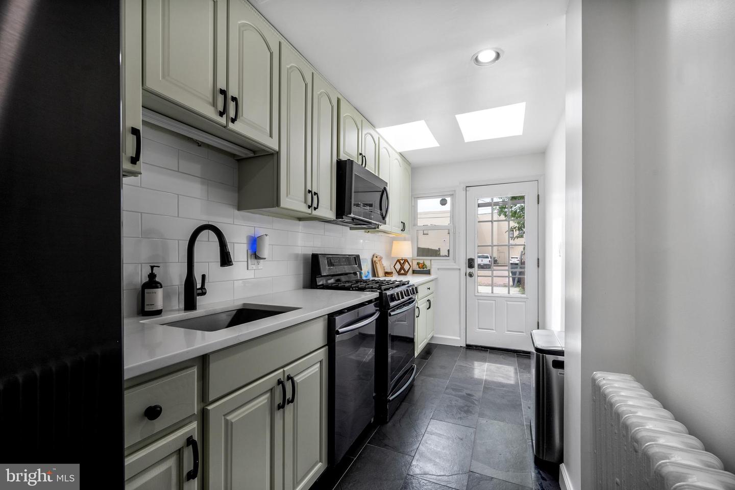 315 16TH ST SE, WASHINGTON, District Of Columbia 20003, 2 Bedrooms Bedrooms, ,2 BathroomsBathrooms,Residential,For sale,315 16TH ST SE,DCDC2204056 MLS # DCDC2204056