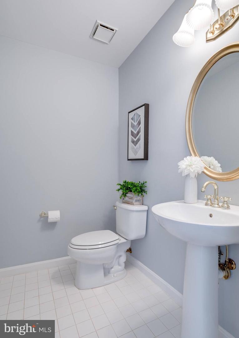 1735 KINGSGATE CT #302, ALEXANDRIA, Virginia 22302, 2 Bedrooms Bedrooms, ,2 BathroomsBathrooms,Residential,For sale,1735 KINGSGATE CT #302,VAAX2047316 MLS # VAAX2047316