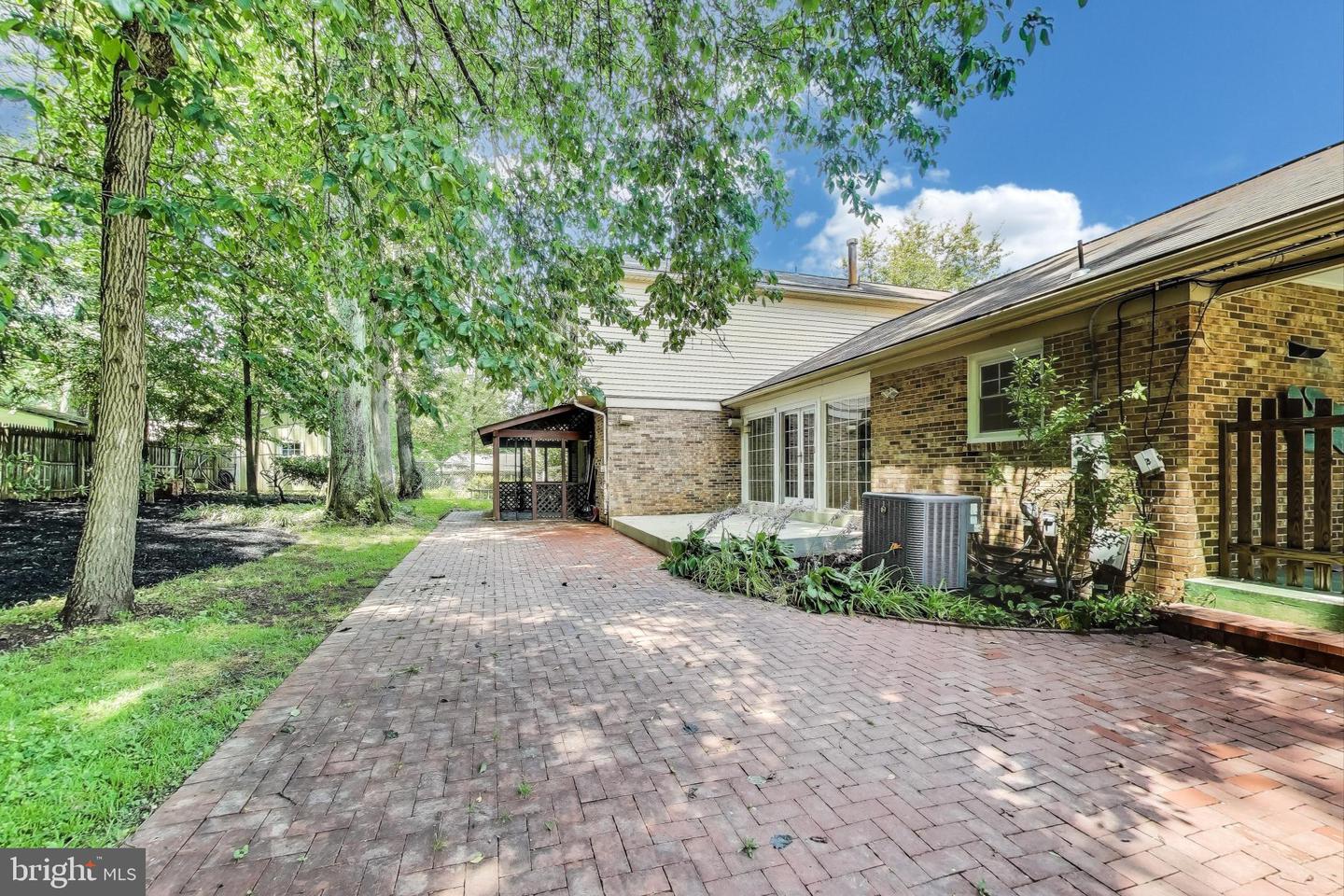 8215 BRIAR CREEK DR, ANNANDALE, Virginia 22003, 4 Bedrooms Bedrooms, 13 Rooms Rooms,2 BathroomsBathrooms,Residential,For sale,8215 BRIAR CREEK DR,VAFX2254538 MLS # VAFX2254538