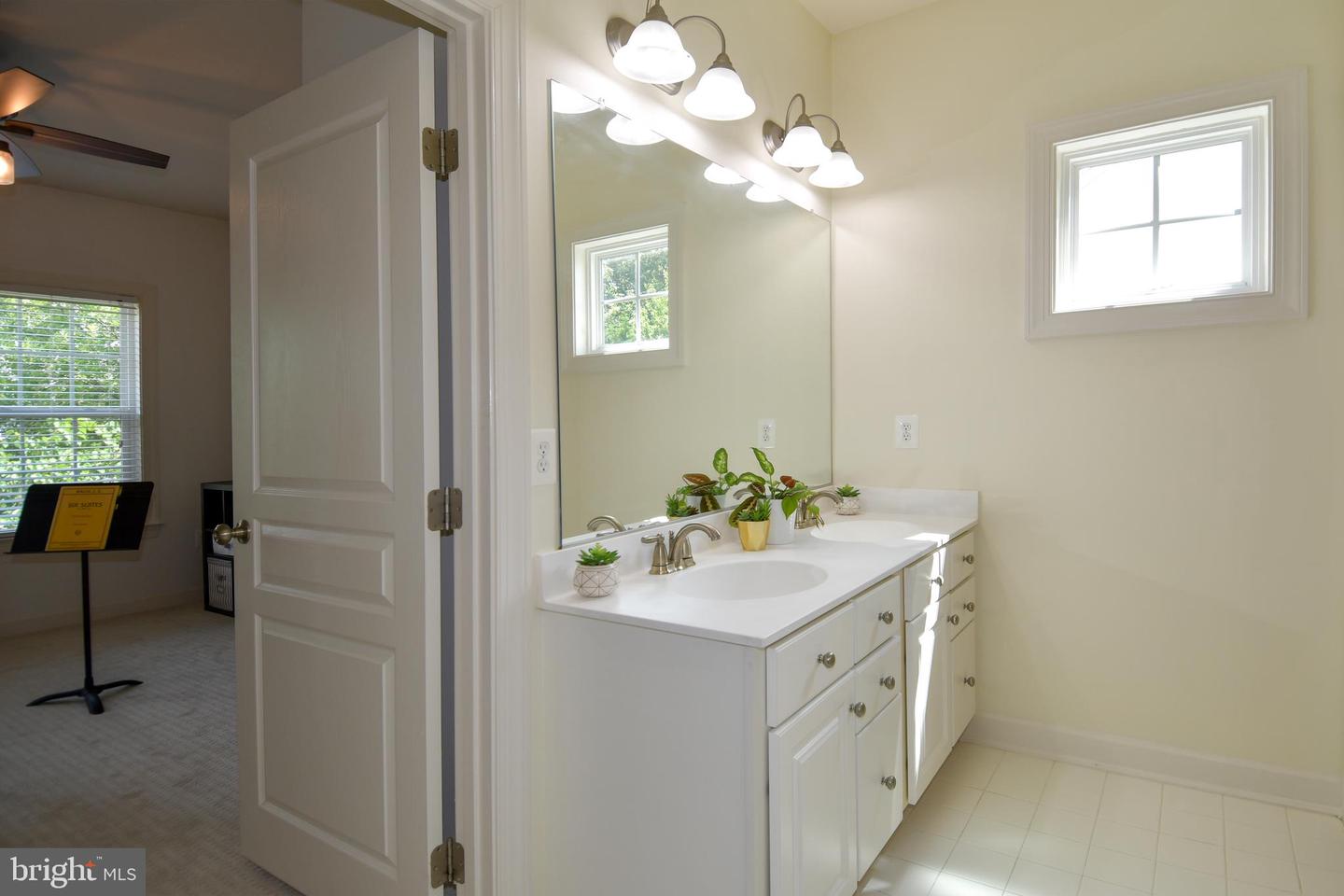 5611 VICTORY LOOP, MANASSAS, Virginia 20112, 4 Bedrooms Bedrooms, ,4 BathroomsBathrooms,Residential,For sale,5611 VICTORY LOOP,VAPW2098966 MLS # VAPW2098966