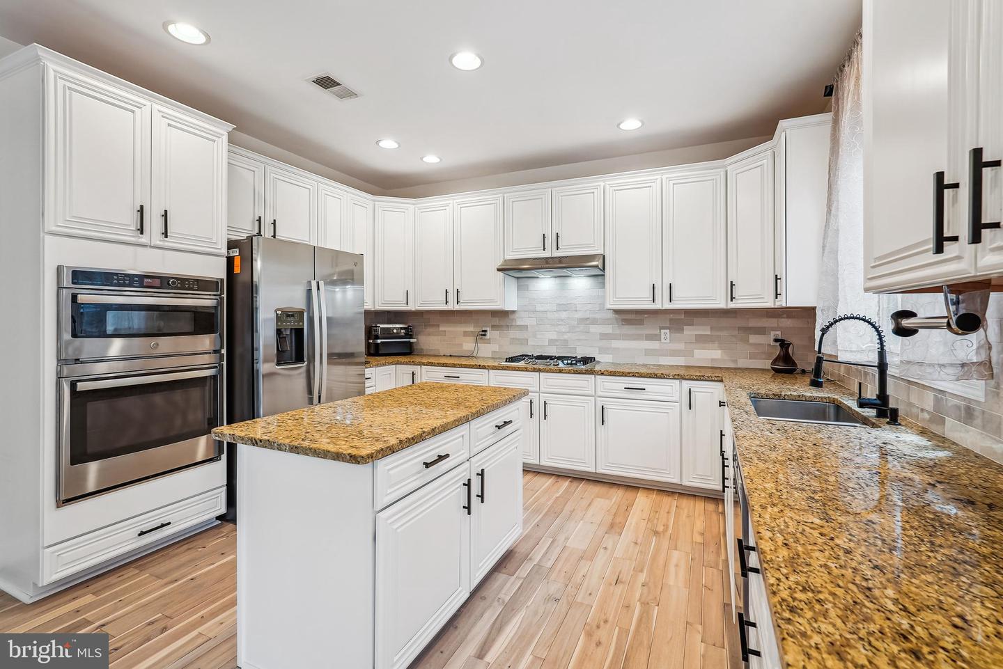 5518 HILLSMAN FARM LN, HAYMARKET, Virginia 20169, 4 Bedrooms Bedrooms, ,4 BathroomsBathrooms,Residential,For sale,5518 HILLSMAN FARM LN,VAPW2099016 MLS # VAPW2099016