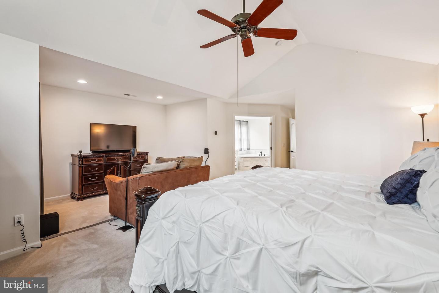 5518 HILLSMAN FARM LN, HAYMARKET, Virginia 20169, 4 Bedrooms Bedrooms, ,4 BathroomsBathrooms,Residential,For sale,5518 HILLSMAN FARM LN,VAPW2099016 MLS # VAPW2099016