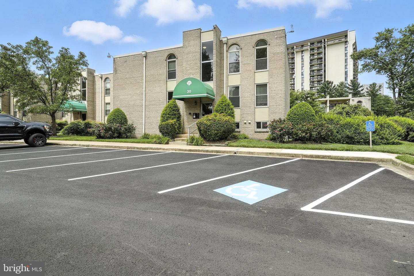 30 CANTERBURY SQ #302, ALEXANDRIA, Virginia 22304, 1 Bedroom Bedrooms, ,1 BathroomBathrooms,Residential,For sale,30 CANTERBURY SQ #302,VAAX2047372 MLS # VAAX2047372