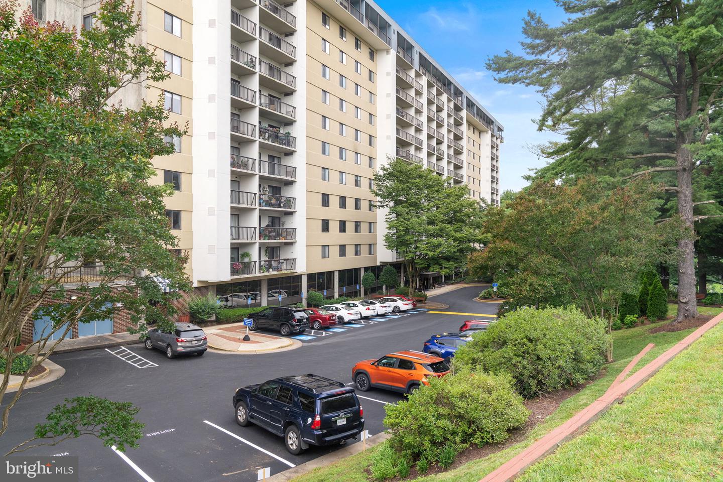 3800 POWELL LN #1002, FALLS CHURCH, Virginia 22041, 2 Bedrooms Bedrooms, ,2 BathroomsBathrooms,Residential,For sale,3800 POWELL LN #1002,VAFX2255092 MLS # VAFX2255092
