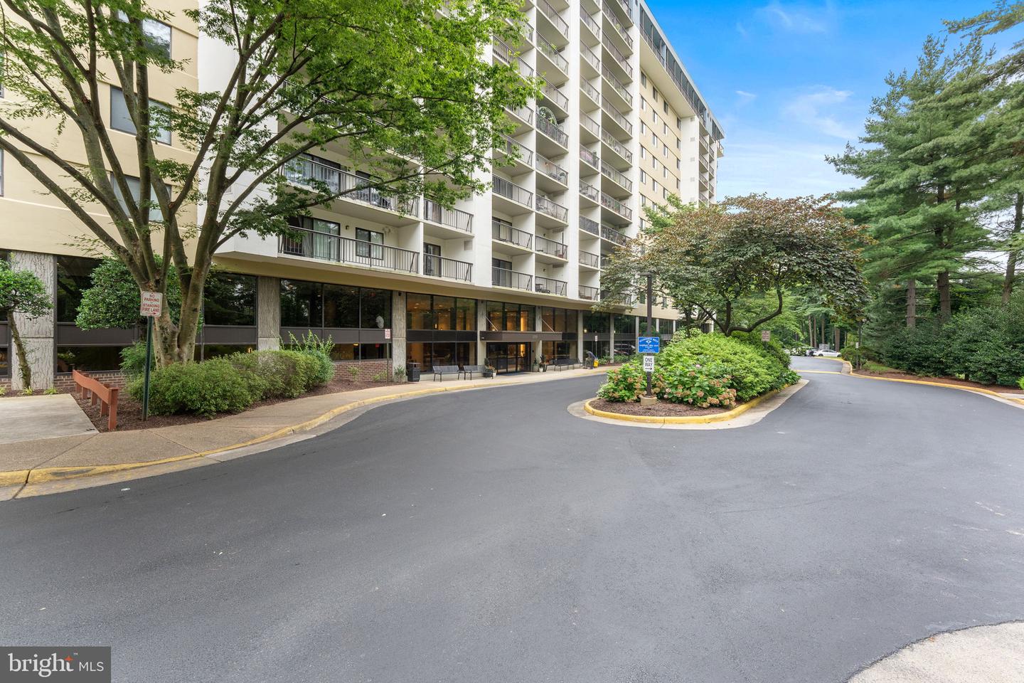3800 POWELL LN #1002, FALLS CHURCH, Virginia 22041, 2 Bedrooms Bedrooms, ,2 BathroomsBathrooms,Residential,For sale,3800 POWELL LN #1002,VAFX2255092 MLS # VAFX2255092