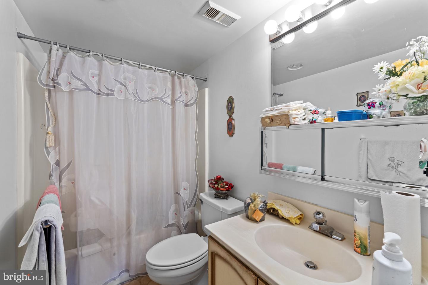 3800 POWELL LN #1002, FALLS CHURCH, Virginia 22041, 2 Bedrooms Bedrooms, ,2 BathroomsBathrooms,Residential,For sale,3800 POWELL LN #1002,VAFX2255092 MLS # VAFX2255092