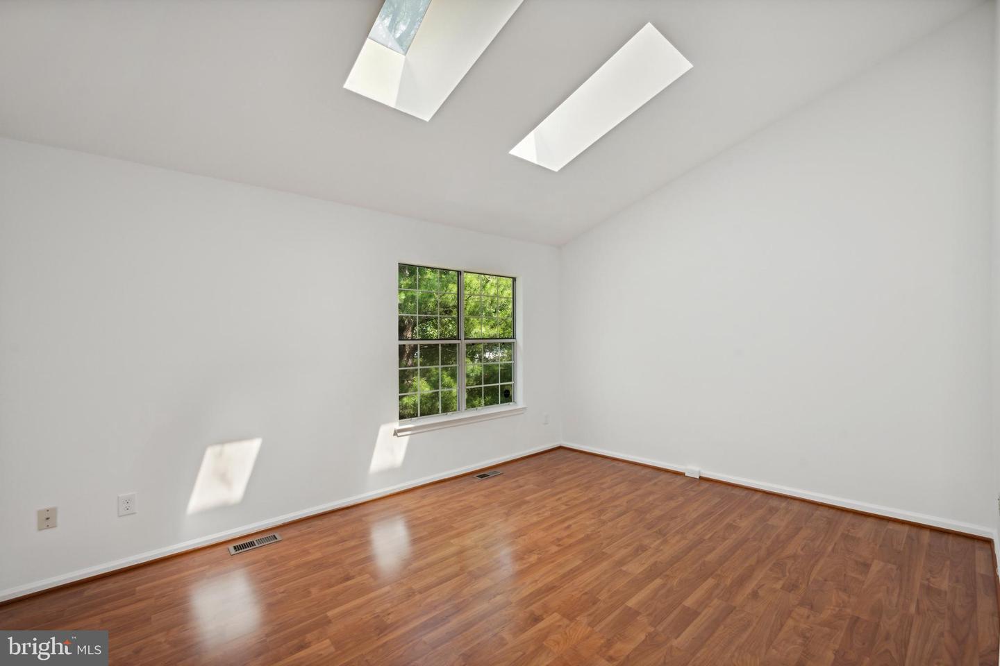 258 COVENTRY SQ, STERLING, Virginia 20164, 2 Bedrooms Bedrooms, ,1 BathroomBathrooms,Residential,For sale,258 COVENTRY SQ,VALO2102058 MLS # VALO2102058