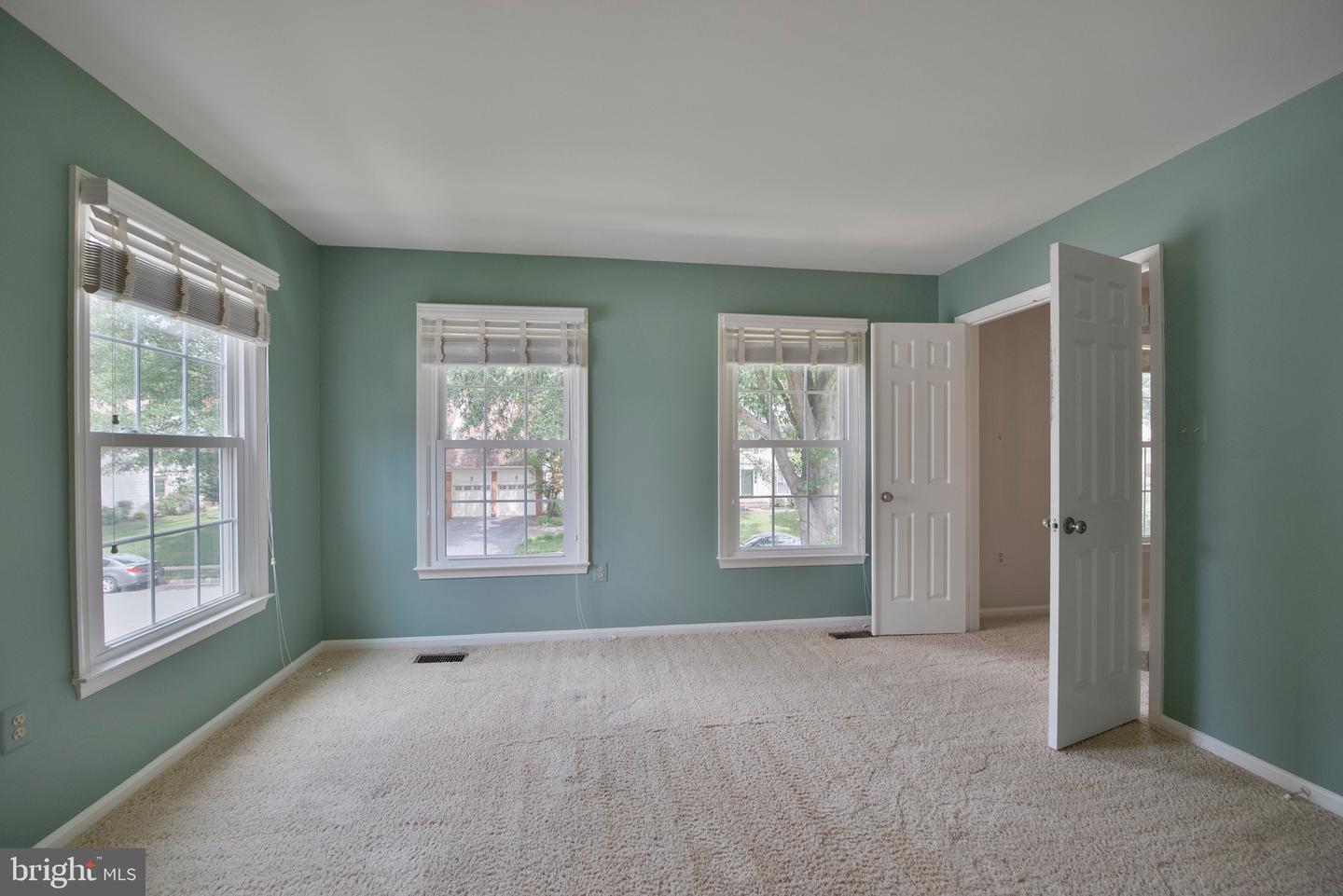 13907 VALLEY COUNTRY DR, CHANTILLY, Virginia 20151, 4 Bedrooms Bedrooms, ,3 BathroomsBathrooms,Residential,For sale,13907 VALLEY COUNTRY DR,VAFX2255600 MLS # VAFX2255600
