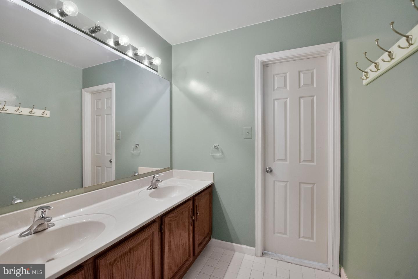 13907 VALLEY COUNTRY DR, CHANTILLY, Virginia 20151, 4 Bedrooms Bedrooms, ,3 BathroomsBathrooms,Residential,For sale,13907 VALLEY COUNTRY DR,VAFX2255600 MLS # VAFX2255600