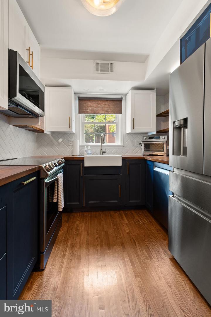 6627 BURLINGTON PL, SPRINGFIELD, Virginia 22152, 2 Bedrooms Bedrooms, ,2 BathroomsBathrooms,Residential,For sale,6627 BURLINGTON PL,VAFX2255866 MLS # VAFX2255866