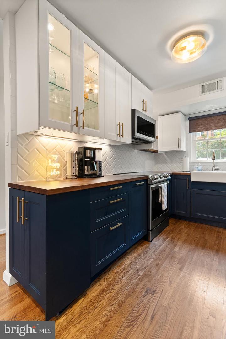 6627 BURLINGTON PL, SPRINGFIELD, Virginia 22152, 2 Bedrooms Bedrooms, ,2 BathroomsBathrooms,Residential,For sale,6627 BURLINGTON PL,VAFX2255866 MLS # VAFX2255866