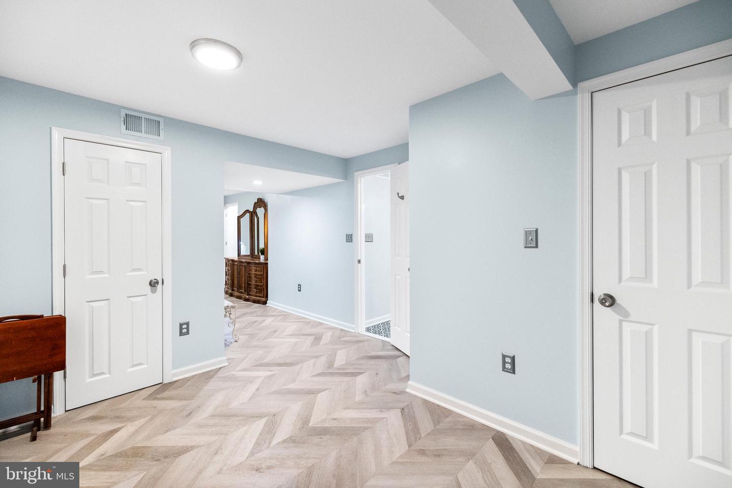8153 SHIPS CURVE LN, SPRINGFIELD, Virginia 22153, 5 Bedrooms Bedrooms, 15 Rooms Rooms,3 BathroomsBathrooms,Residential,For sale,8153 SHIPS CURVE LN,VAFX2256034 MLS # VAFX2256034
