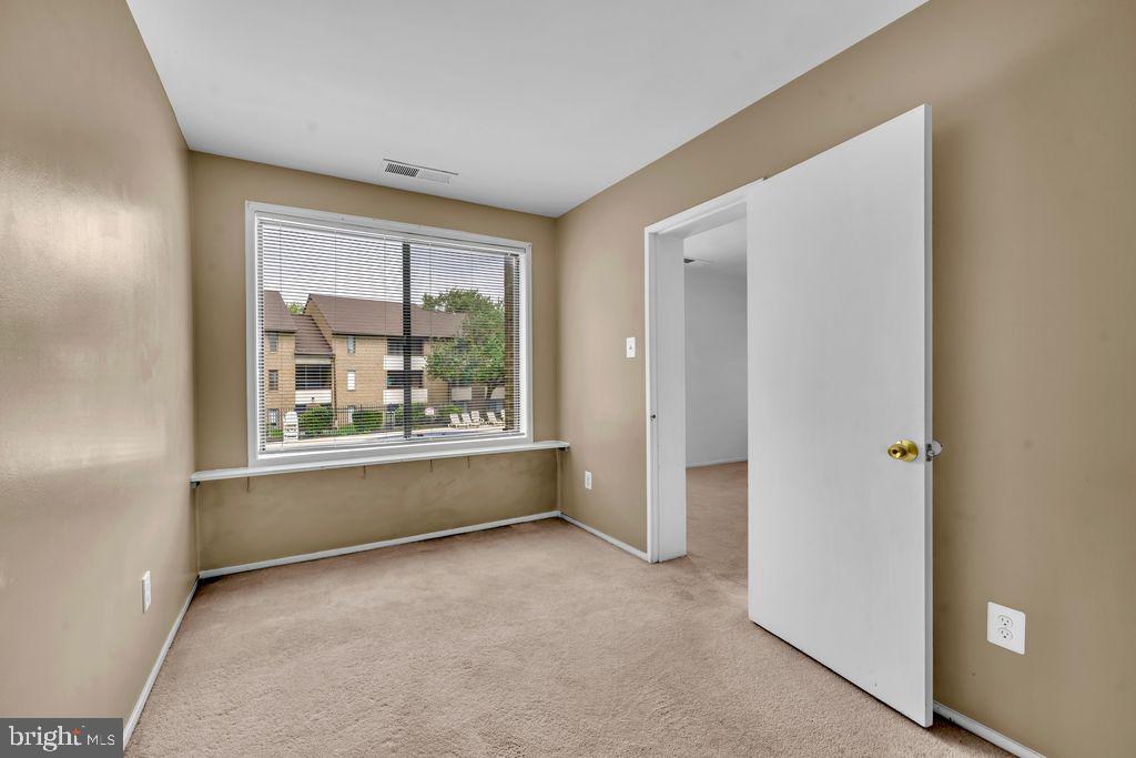 509 FLORIDA AVE #103, HERNDON, Virginia 20170, 2 Bedrooms Bedrooms, ,1 BathroomBathrooms,Residential,For sale,509 FLORIDA AVE #103,VAFX2256176 MLS # VAFX2256176