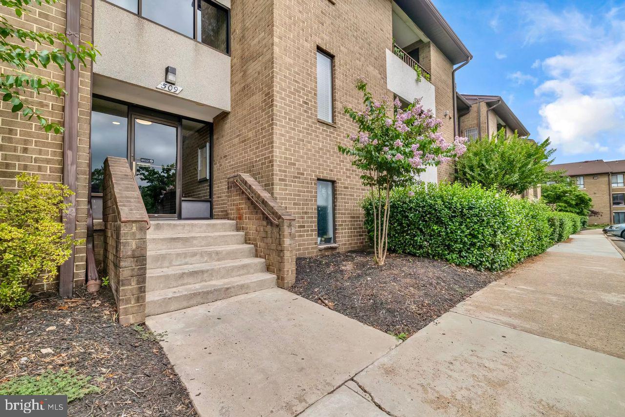509 FLORIDA AVE #103, HERNDON, Virginia 20170, 2 Bedrooms Bedrooms, ,1 BathroomBathrooms,Residential,For sale,509 FLORIDA AVE #103,VAFX2256176 MLS # VAFX2256176