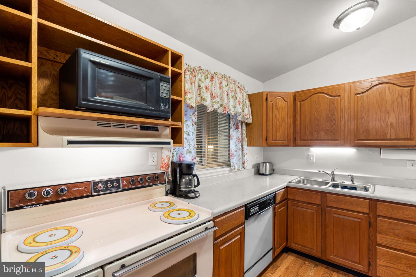10829 WOODLAND DR, FAIRFAX, Virginia 22030, 4 Bedrooms Bedrooms, ,2 BathroomsBathrooms,Residential,For sale,10829 WOODLAND DR,VAFC2006654 MLS # VAFC2006654